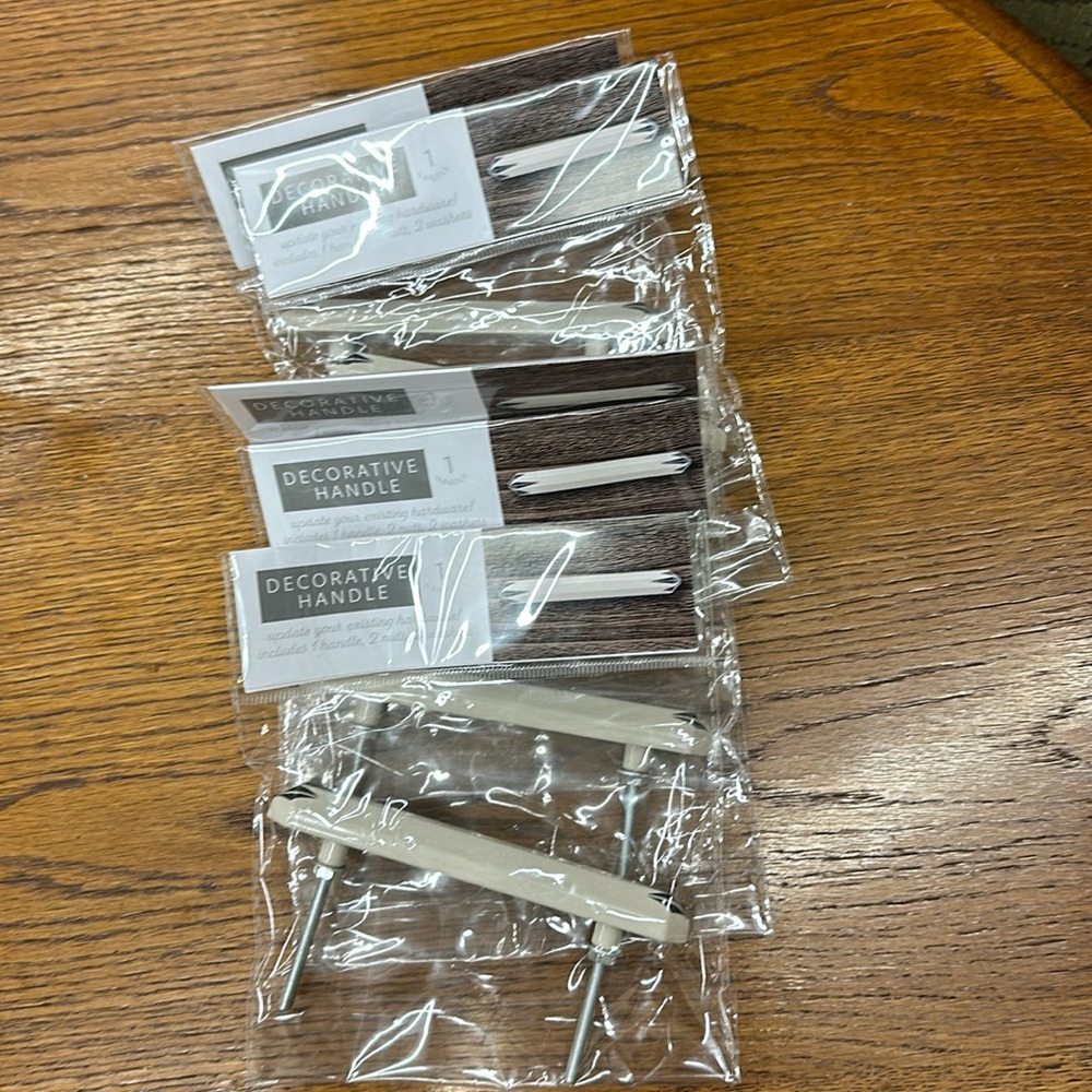 NWT, 5 quantity drawer pulls, off-white and black, art deco/Aztec style?